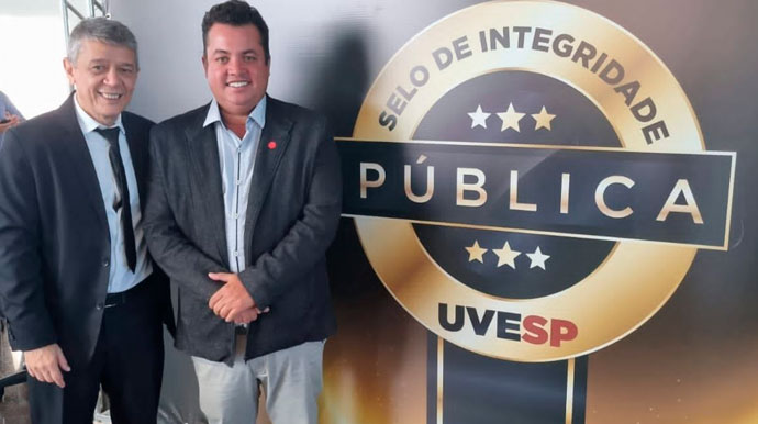 divulgação - Prefeito Luis Gustavo Evangelista recebendo Selo Ouro de Integridade Pública da UVESP - Foto: Divulgação