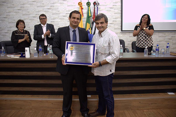 Divulgação - Dr Antônio recebendo o título das mãos do vereador Sergio - Foto: Divulgação