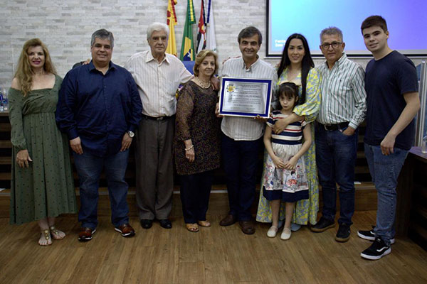Divulgação - Dr Antônio ao lado da esposa Isabella e sua família - Foto: Divulgação