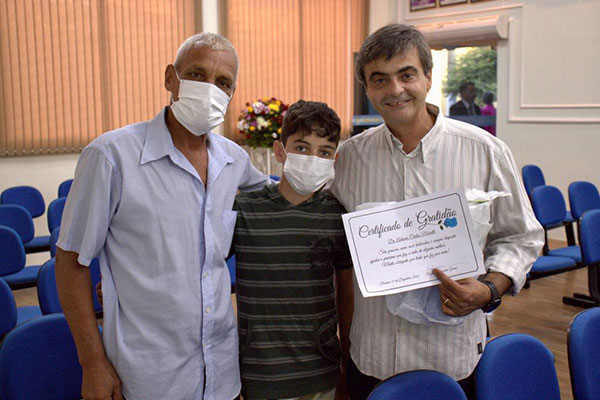 Divulgação - Dr Antônio Carlos recebendo o certificado de gratidão do seu paciente Sr Ronaldo - Foto: Divulgação