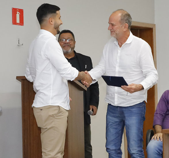 Divulgação - O prefeito José Fernandes recebendo homenagem do VOCEM, durante o evento, pelos trabalhos prestados ao esporte de Assis - Foto: Divulgação