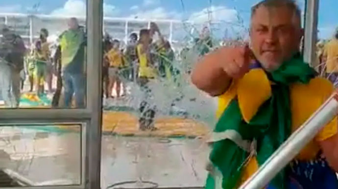 divulgação - Bolsonarista de Ourinhos aparece em vídeo pedindo para gravá-lo enquanto destrói vidraça do STF — Foto: Arquivo pessoal