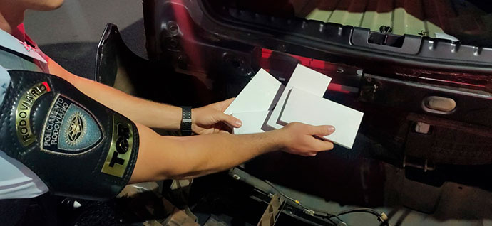 divulgação - Celulares estavam em fundo falso no porta-malas - Foto: Divulgação/Polícia Rodoviária