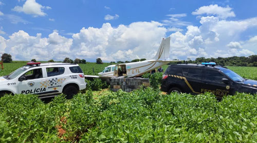 Divulgação - Avião que fez pouso forçado em área rural do interior de SP levava cocaína e era perseguido por caça da FAB - Foto: G1