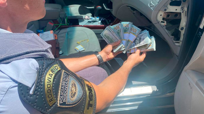 divulgação - Dólares apreendidos em fundo falso - Foto: Divulgação