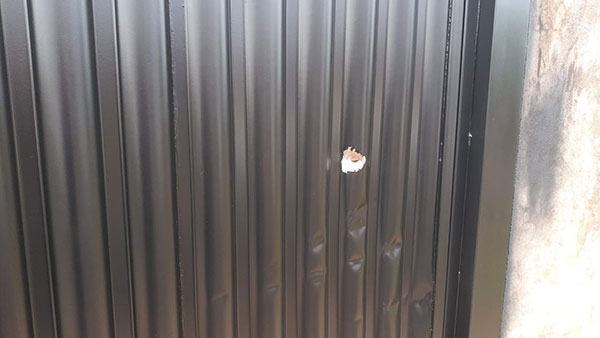 Divulgação - Um dos disparos também acertou o portão da casa da vítima - Foto: Divulgação