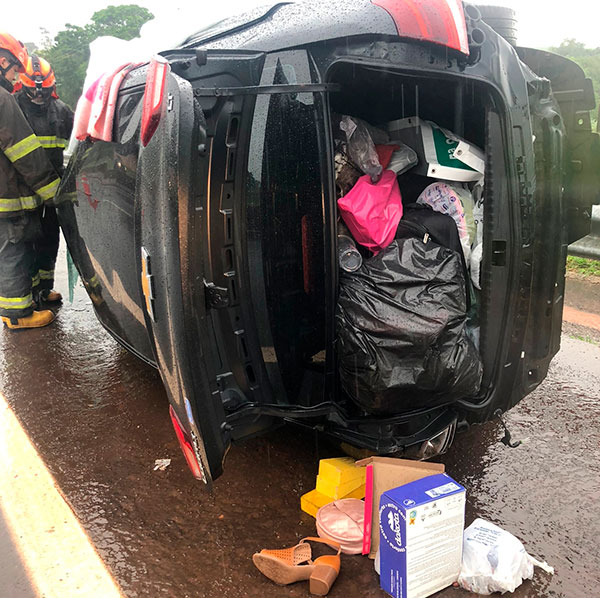 divulgação - Motorista perde controle e capotou veículo - Foto: Divulgação