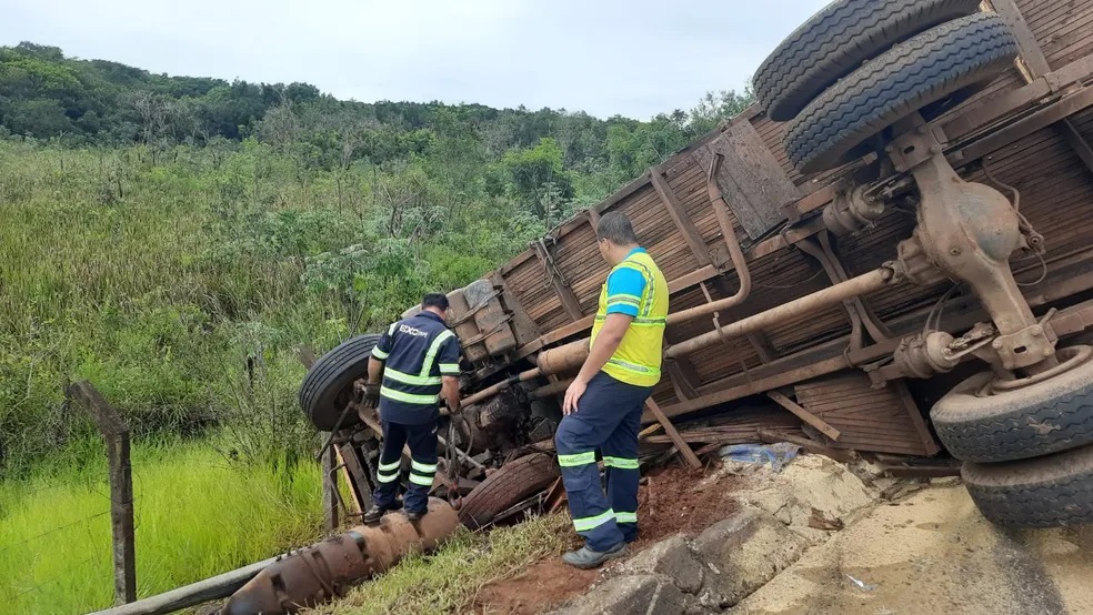 Divulgação - Dois caminhões, um deles carregado com ração animal, se envolveram no acidente em Bauru — Foto: Anderson Camargo / TV TEM