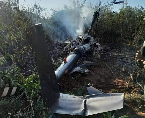 Divulgação - Destroços do helicóptero que caiu hoje de manhã a 85 km da linha internacional - Foto: (ABC Color)