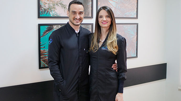 Divulgação - Renato Cimó / implantodontista e sua esposa Poliane da Silva Azevedo Cimó / Ortodontista - Foto: Divulgação