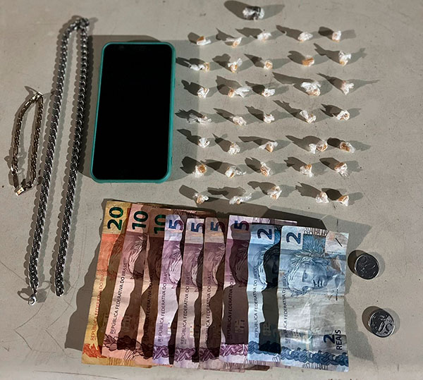 Divulgação - Drogas, dinheiro e celular apreendido pela Polícia Militar