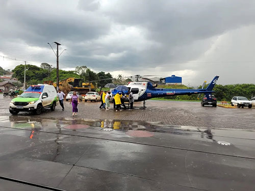 Divulgação - Helicóptero do Samu de Maringá (PR) auxilia socorro de vítimas em acidente entre trem e ônibus escolar — Foto: Rodrigo Grando/RPC