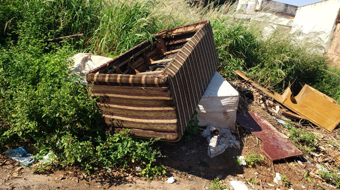 Denúncias de descarte irregular de lixo preocupam moradores em diferentes regiões de Assis