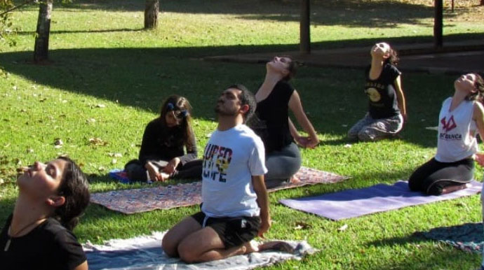 Aula de Hatha Yoga gratuita é oferecida em praça pública de Assis