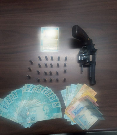 divulgação - arma, dinheiro e as munições foram apreendidas - Foto: Divulgação