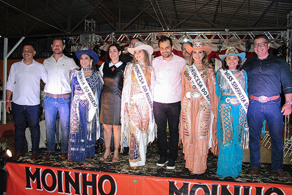 Divulgação - Representantes do rodeio 2023 ao lado do prefeito Luis Gustavo e outras autoridades - Foto: Divulgação