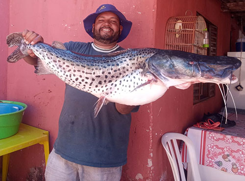 Divulgação - Amarildo de 35 anos com o peixe - Foto: Divulgação