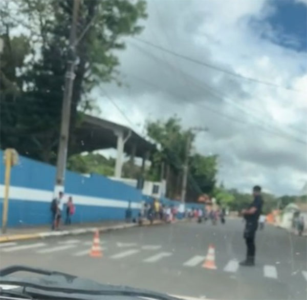 divulgação - Segurança em frente às escolas de Echaporã - Foto: Divulgação