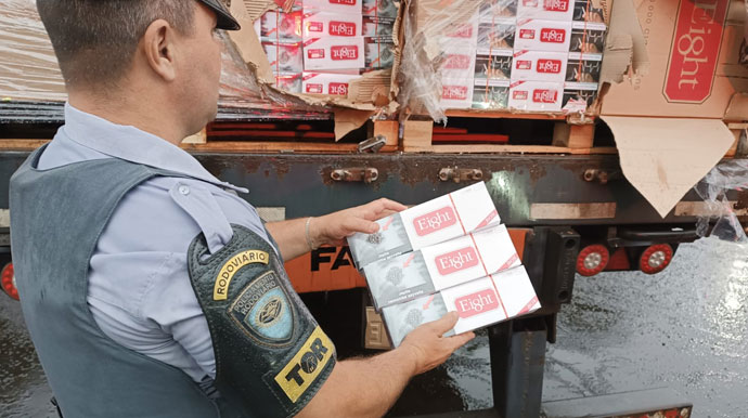 divulgação - Cigarro apreendido em carga de caminhão - Foto: Divulgação/Polícia Rodoviária