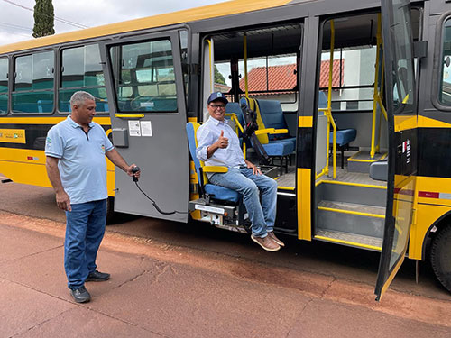 Divulgação - Ônibus é equipado com dispositivo para garantir a acessibilidade de estudantes com deficiência ou mobilidade reduzida