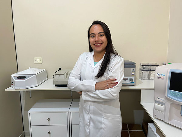 AssisCity - Médica veterinária e patologista responsável pelo laboratório Adriana Nogueira da Silva - Foto: AssisCity