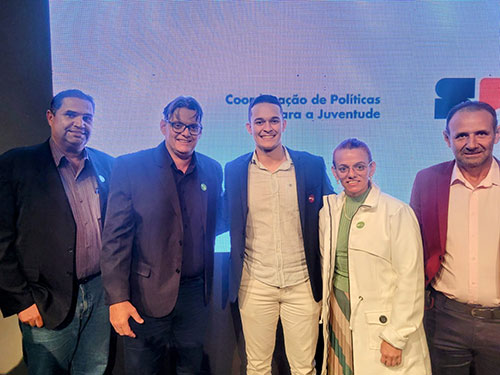 Luis Felipe ao lado do vice-prefeito Fernandes Baratella e vereadores de Tarumã - Foto: Divulgação
