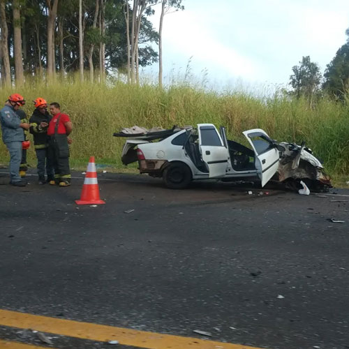 Divulgação - Carro envolvido em acidente com caminhão em Marília (SP) ficou totalmente destruído — Foto: Arquivo pessoal G1