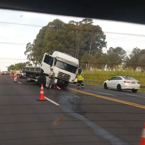 Divulgação - Acidente entre caminhão e carro deixou uma pessoa morta na Rodovia SP-294, em Marília (SP) — Foto: Arquivo pessoal G1