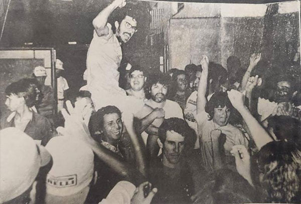 Divulgação - Comemoração do primeiro título, em 1984 - Foto: Divulgação
