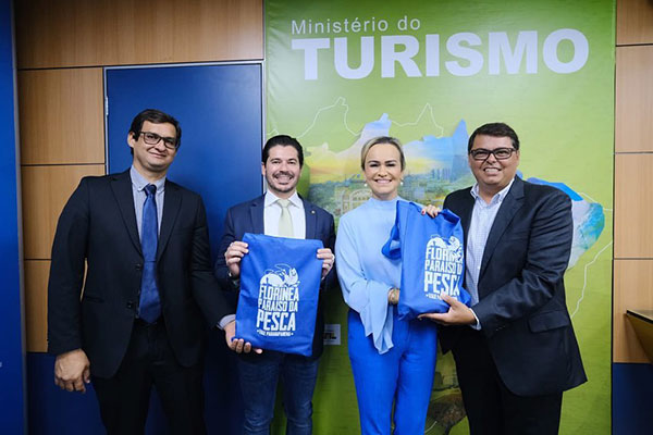 Divulgação - Com a ministra do turismo - Foto: Divulgação