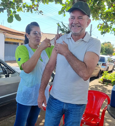 Divulgação - A Van da vacinação também marcou presença (Na foto, o prefeito José Fernandes) - Foto: AssisCity