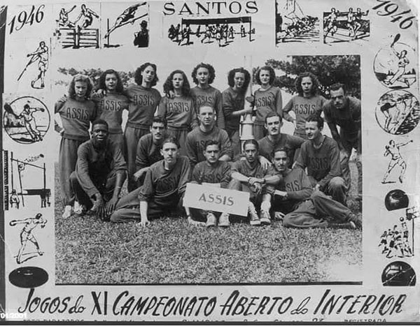 Divulgação - Basquete masculino e feminino posando para foto em 1946 -Foto: Divulgação