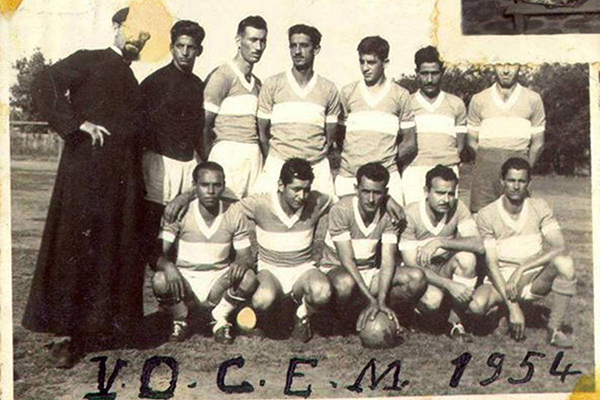 Equipe do Vocem de 1954 ao lado do Padre Aloísio Bellini