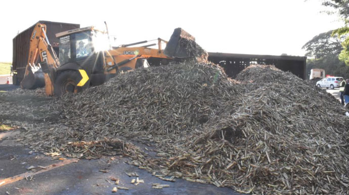 divulgação - 20 toneladas de cana ficaram sobre a pista - Foto: Jornal da Comarca
