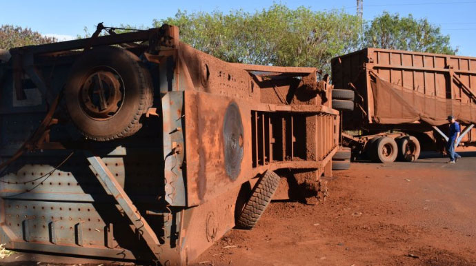 divulgação - Carreta tomba e derruba 20 toneladas de cana na pista em Palmital - Foto: Jornal da Comarca