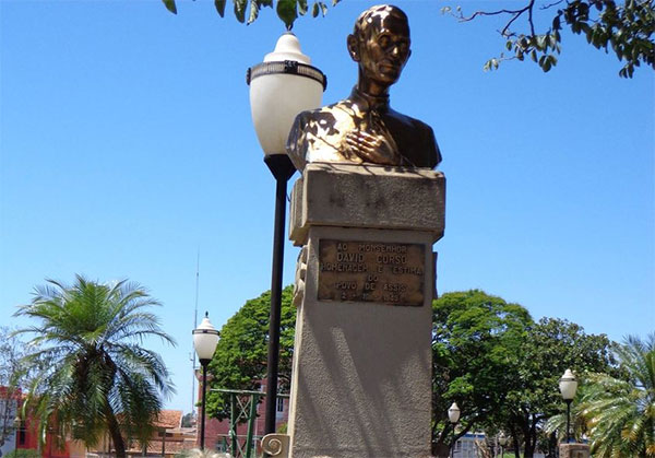 Divulgação - Estátua de bronze em homenagem ao Padre David Corso na praça da Catedral de Assis - Foto: Divulgação