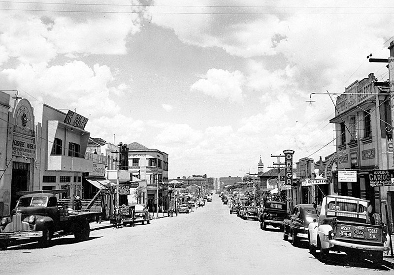 Vista parcial do centro comercial de Assis, na década de 1950 -  Foto acervo Luis Carlos de Barros