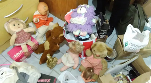 Na casa do padre, os policiais civis encontraram brinquedos, bonecas e ursos de pelúcia. — Foto: Polícia Civil/Divulgação