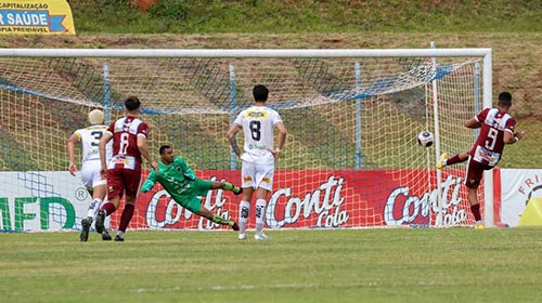 Paulo Dias/Divulgação - Gol de pênalti marcado pelo atacante Thailor ainda no 1º tempo - FOTO: Paulo H. Dias