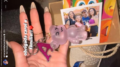Instagram/Divulgação - Cantora posta em suas redes sociais presente recebido das mãos da pequena fã Caroline Rossini