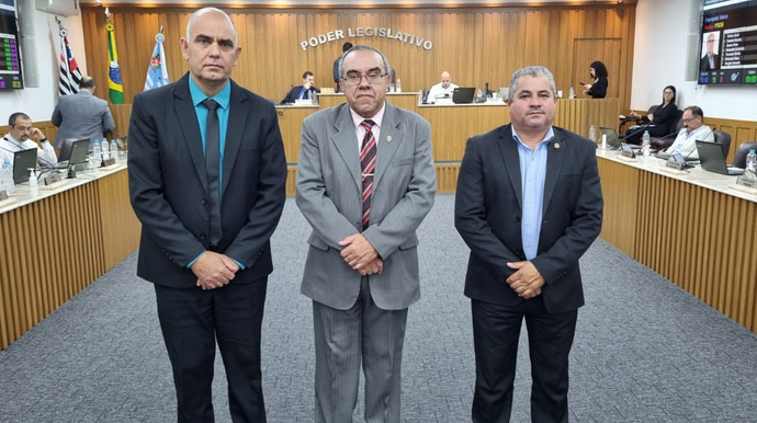 Divulgação/ Câmara de Assis - Ao centro o presidente da Comissão Processante, Luiz Antônio Ramão, (à esquerda) Gerson Alves, relator e  (à direita) o membro da Comissão, Carlinhos Zé Gotinha
