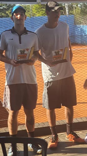 Divulgação - Lucas Zanchetta e Pedro Haddad na premiação do 1º lugar do pódio no 1º Open Winner de Tênis, em Ourinhos