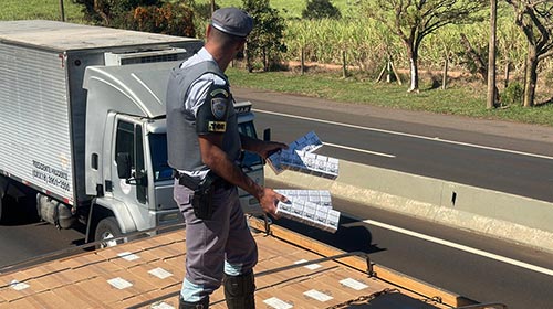 Polícia Militar/Divulgação - Caminhões apreendidos pela Polícia Militar Rodoviária estavam carregados com caixas de cigarros vindos do Paraguai