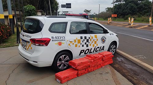 Polícia Militar Rodoviária/Divulgação - Policiais encontraram 344 tabletes de maconha escondidos no porta-malas
