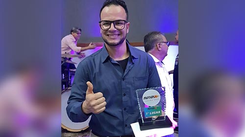 Divulgação/Prefeitura de Tarumã - Henrique Silveira, um dos representantes da cidade de Tarumã, levou o troféu de 1º lugar e o prêmio de R$ 800,00