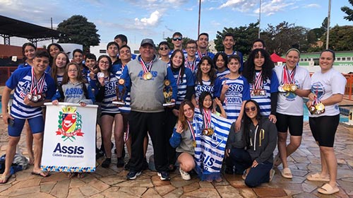 Prefeitura de Assis/Divulgação - Equipe de Natação de Assis conquista medalhas e garante grande pontuação para a delegação