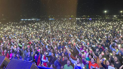 Assiscity - Cerca de 10 mil pessoas compareceram no Aviva Tarumã na noite deste sábado - FOTO: AssisCity