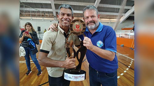 Prefeitura de Assis/Divulgação - Assis recebe o troféu de 3ª melhor campanha dos Jogos Regionais