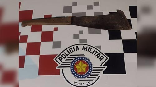Divulgação/Polícia Militar - Facão foi apreendido em briga de ex-casal, no Centro, em Flora Rica (SP) — Foto: Polícia Militar