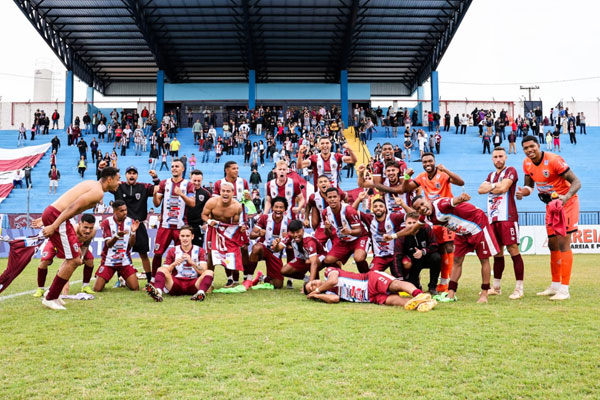 Divulgação - Equipe do VOCEM e comemoração a vitória deste domingo - Foto: Paulo H Dias